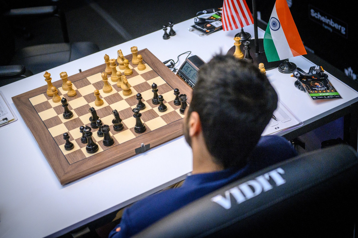 Один за книгами! | Фото: FIDE / Michal Walusza